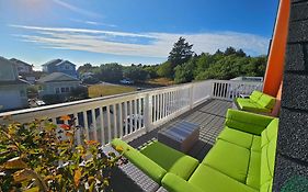 Sunkissed - 90 Seconds To Beach, Firepit, Privacy Fenced Yard, Gardens